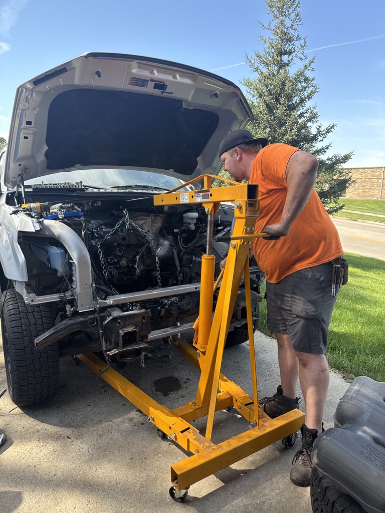 Engine removal service using a mobile hoist